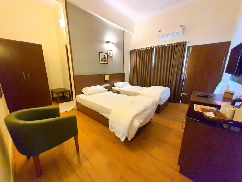 Emperor-Hotel Rachana Continental Pvt Ltd Kizhake Chālakudi Esterno foto