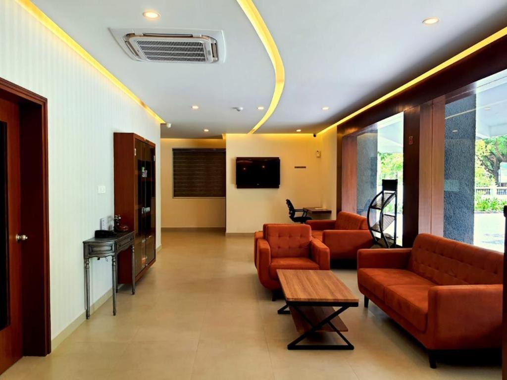 Emperor-Hotel Rachana Continental Pvt Ltd Kizhake Chālakudi Esterno foto
