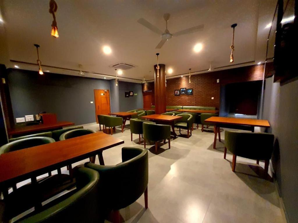 Emperor-Hotel Rachana Continental Pvt Ltd Kizhake Chālakudi Esterno foto