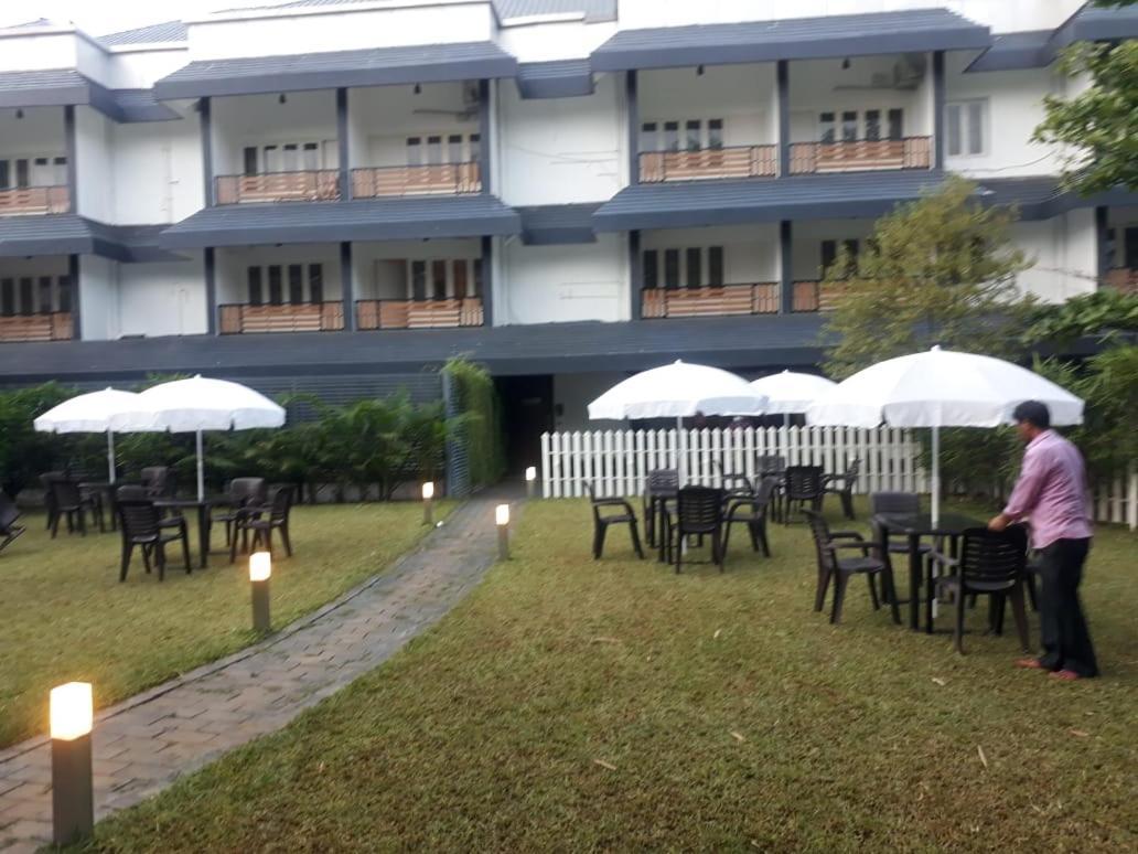 Emperor-Hotel Rachana Continental Pvt Ltd Kizhake Chālakudi Esterno foto