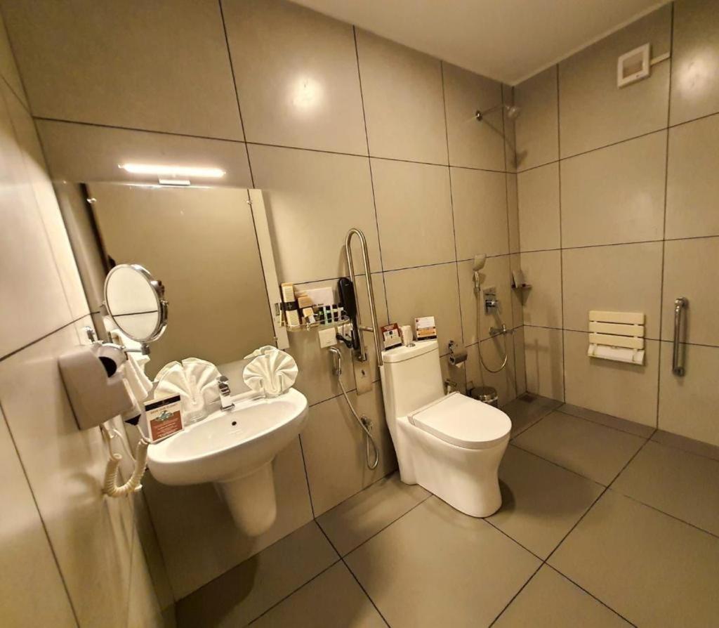 Emperor-Hotel Rachana Continental Pvt Ltd Kizhake Chālakudi Esterno foto