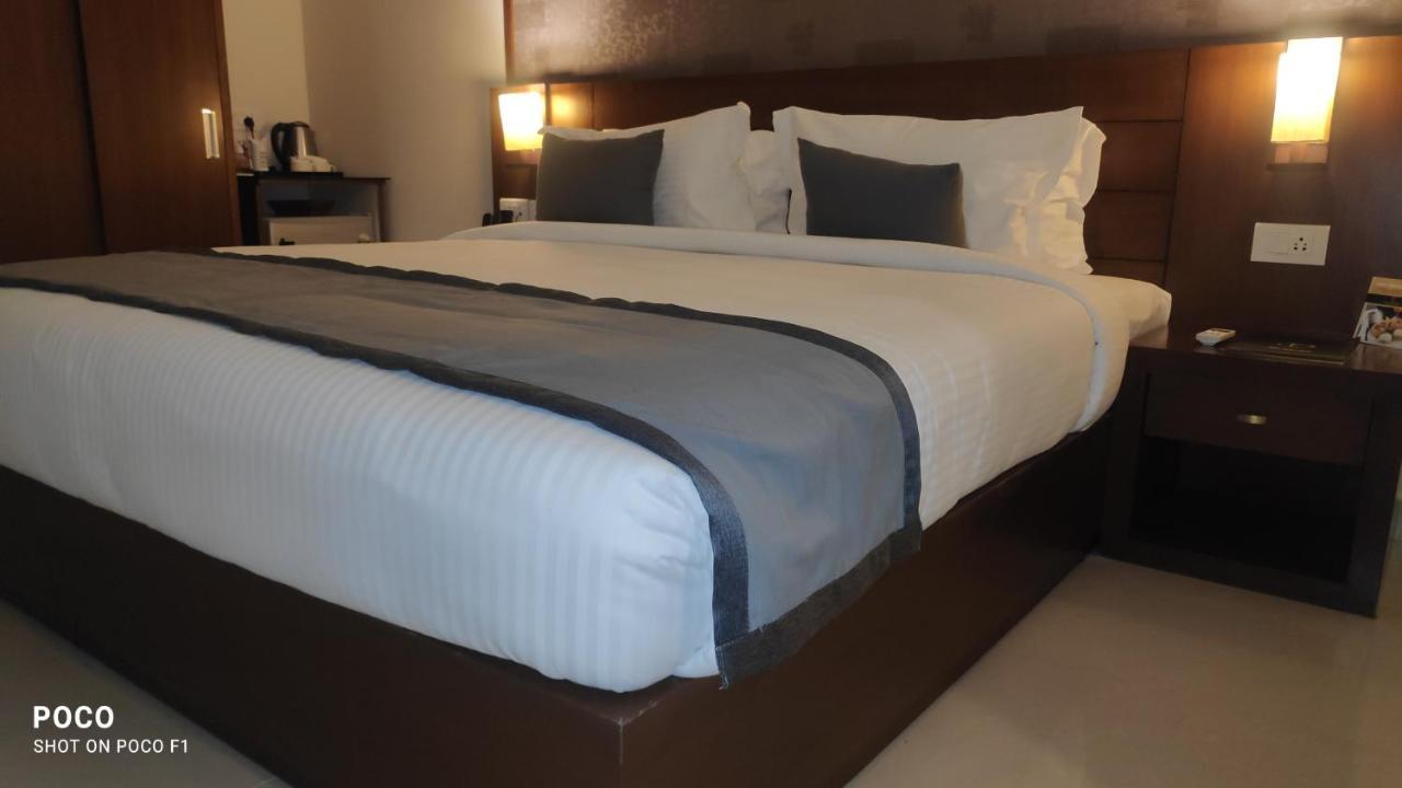 Emperor-Hotel Rachana Continental Pvt Ltd Kizhake Chālakudi Esterno foto