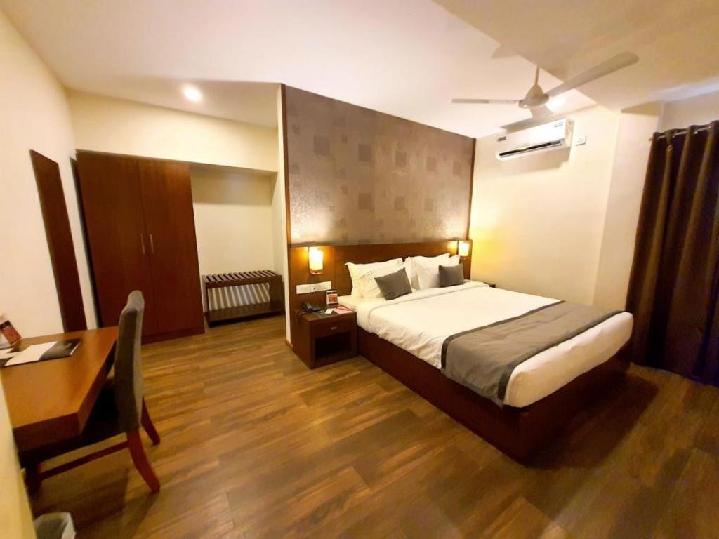 Emperor-Hotel Rachana Continental Pvt Ltd Kizhake Chālakudi Esterno foto
