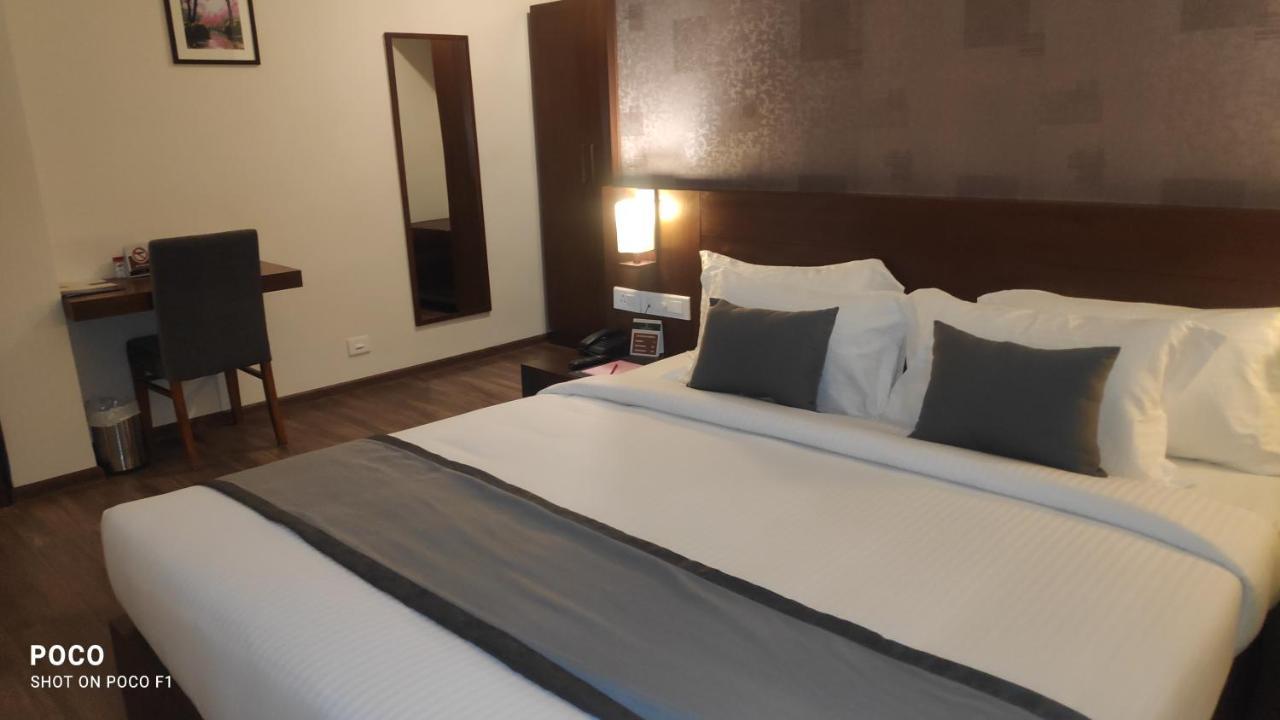 Emperor-Hotel Rachana Continental Pvt Ltd Kizhake Chālakudi Esterno foto
