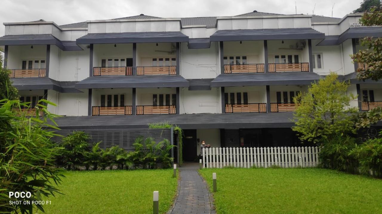 Emperor-Hotel Rachana Continental Pvt Ltd Kizhake Chālakudi Esterno foto